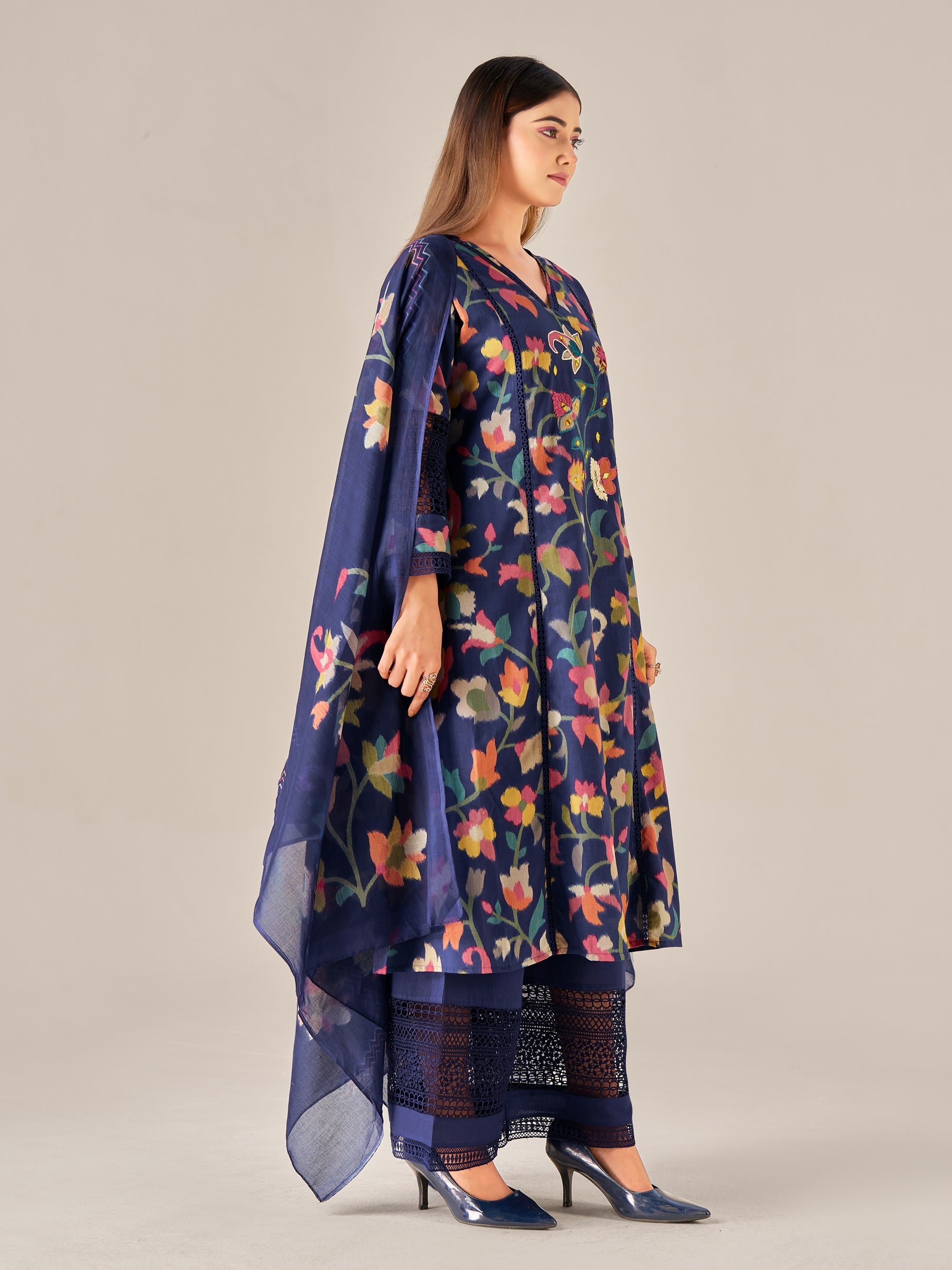 IOLY Women Floral Printed Regular Thread Work Linen Kurta with Trousers & With Dupatta