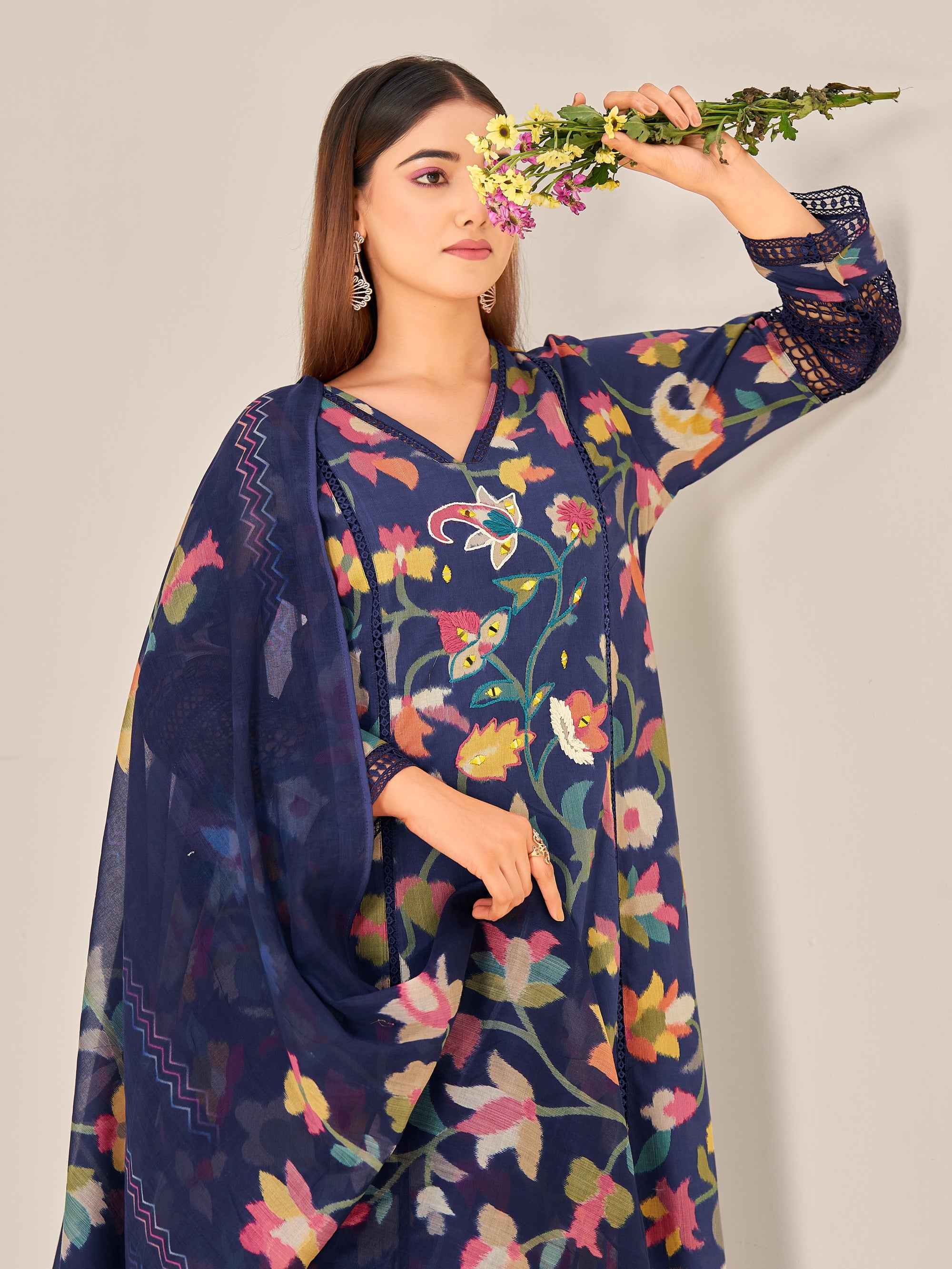 IOLY Women Floral Printed Regular Thread Work Linen Kurta with Trousers & With Dupatta