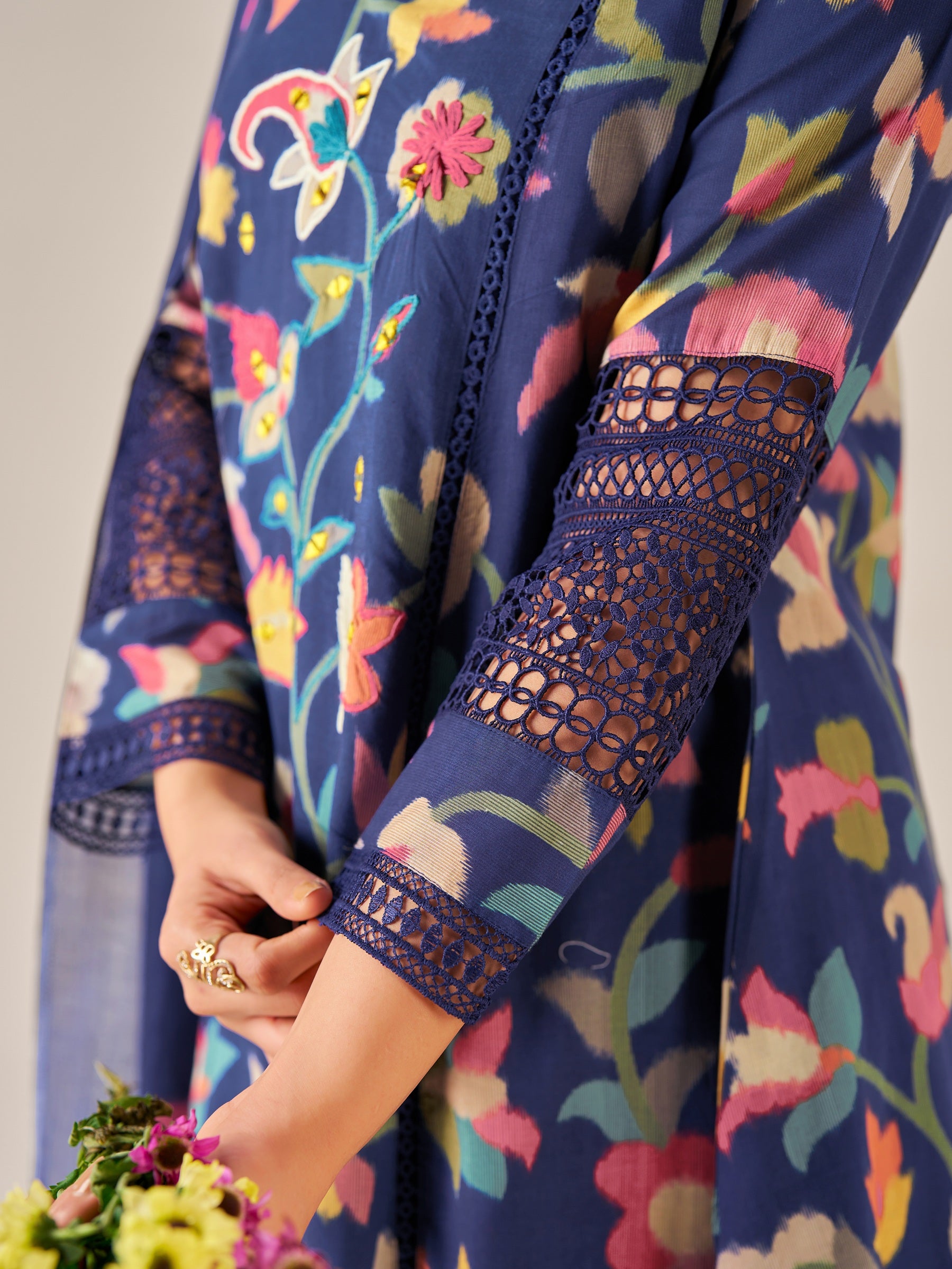 IOLY Women Floral Printed Regular Thread Work Linen Kurta with Trousers & With Dupatta