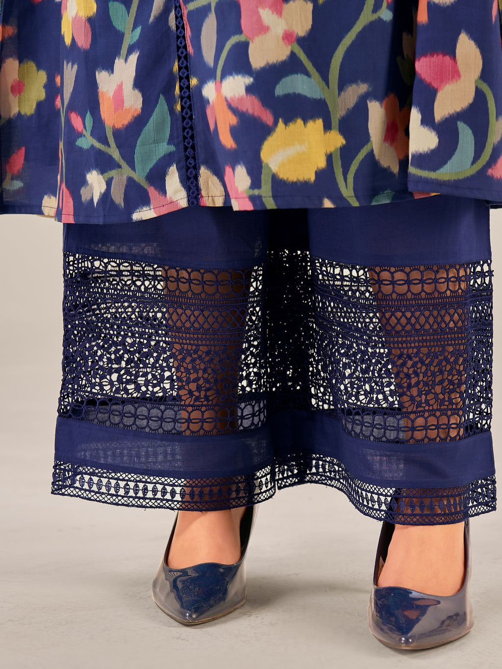IOLY Women Floral Printed Regular Thread Work Linen Kurta with Trousers & With Dupatta