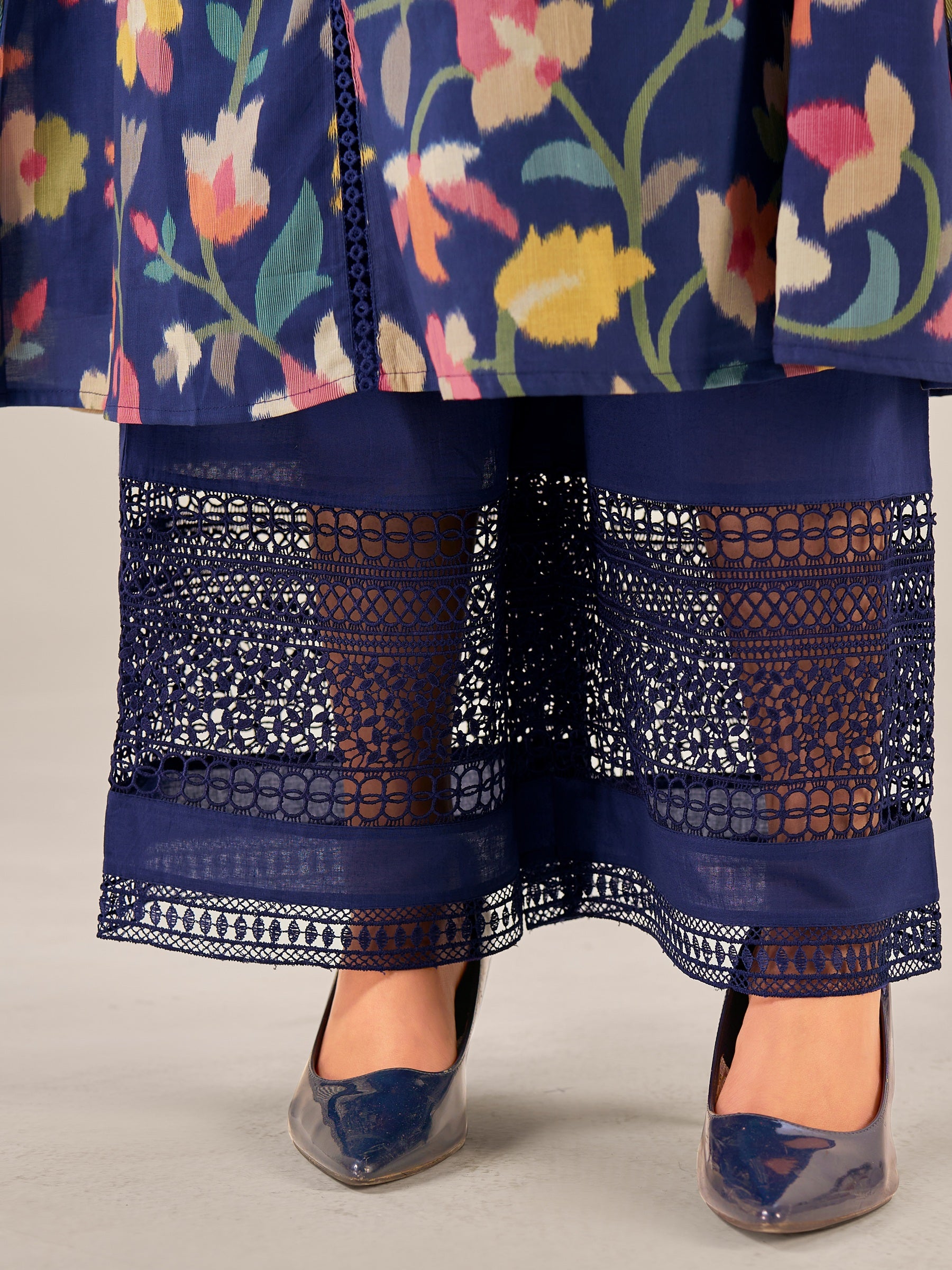 IOLY Women Floral Printed Regular Thread Work Linen Kurta with Trousers & With Dupatta
