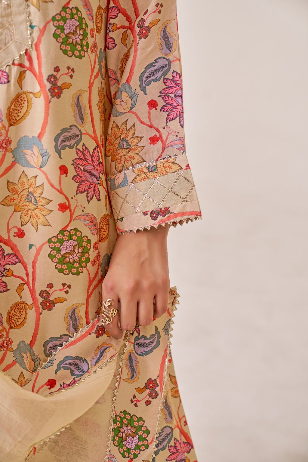 IOLY Women Floral Printed Kurta with Sharara & Dupatta