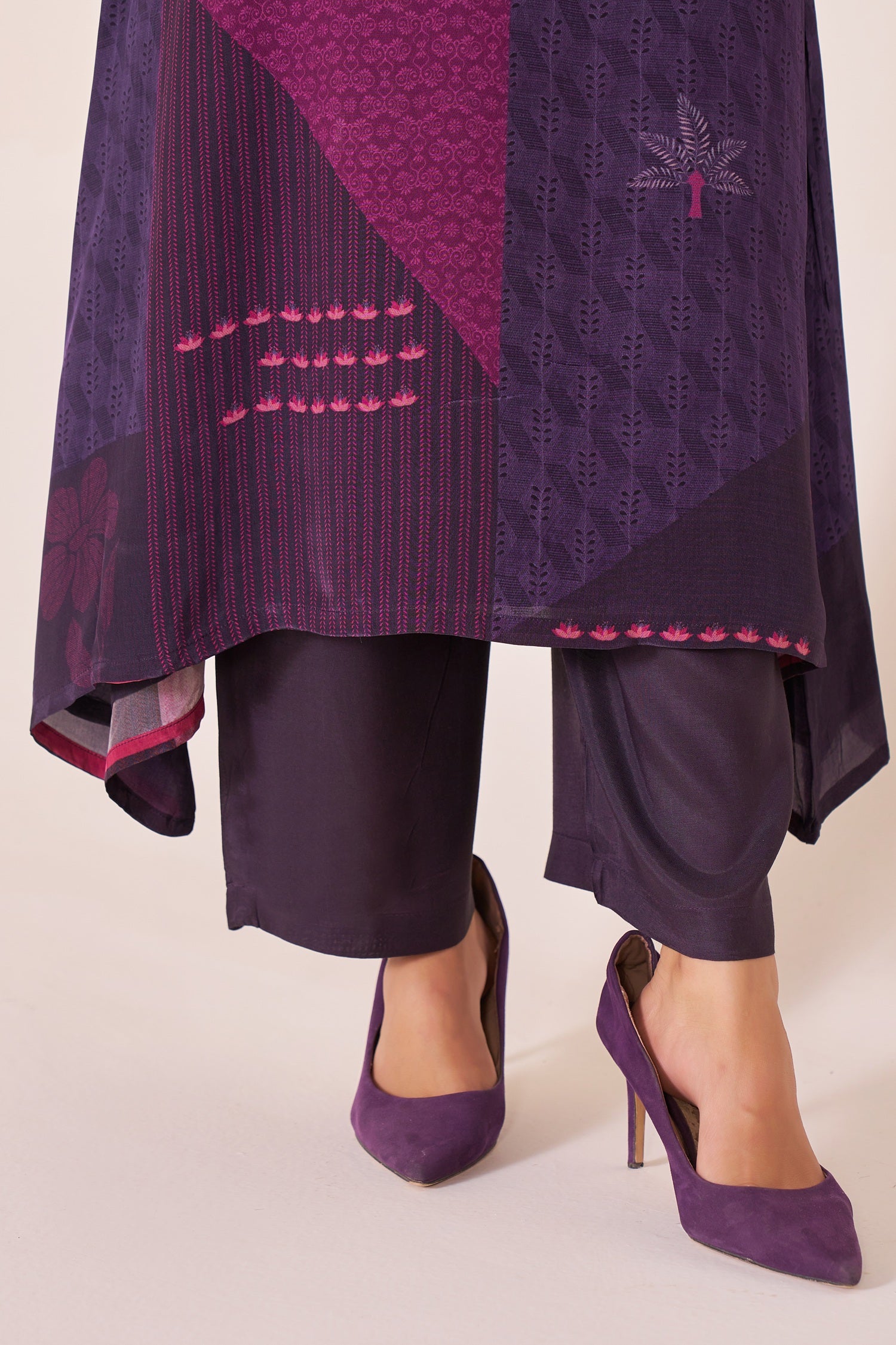 IOLY Women Printed Regular Beads and Stones Silk Crepe Kurta with Trousers